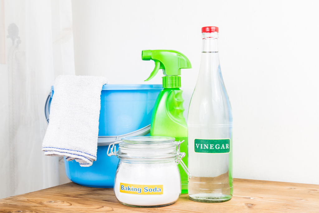 Cleaning your bathroom naturally requires using vinegar and baking soda. 